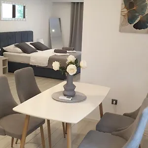 Romantic Rohreggerova , Pola Croazia
